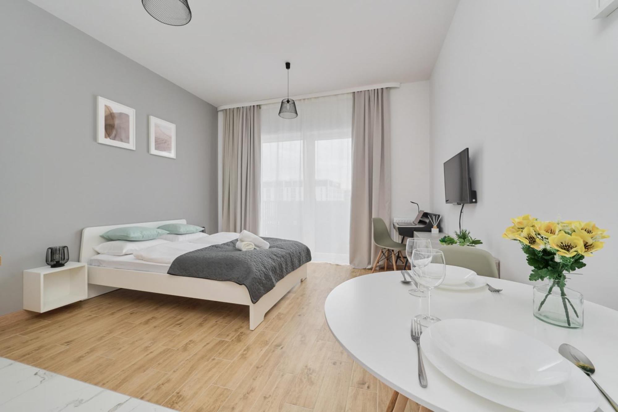 Modern Slonimskiego With Balcony By Renters * Breslavia
